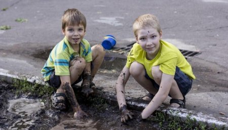 Мальчик в луже