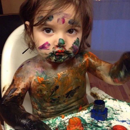 Ребенок испачкался в краске