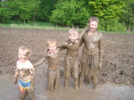 Мальчик и девочка в грязи