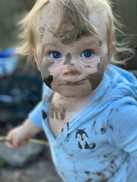 Ребенок испачкался весело