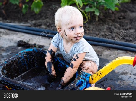 Мальчик и девочка в грязи