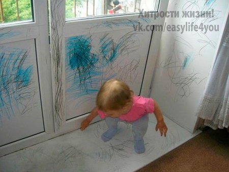 Ребенок разрисовал стены