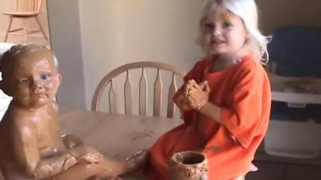 Ребенок в арахисовой пасте