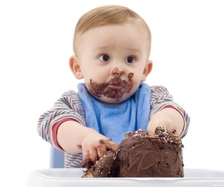 Ребенок испачкался в шоколаде