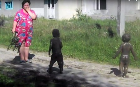 Бабушка и грязный ребенок