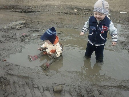 Ребенок в луже