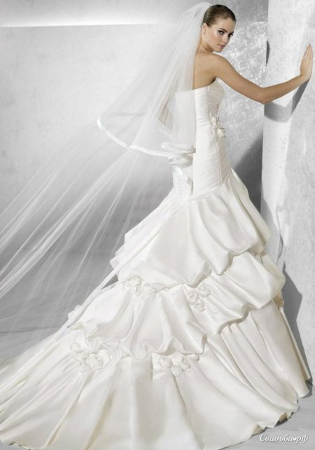 Кремовое свадебное платье