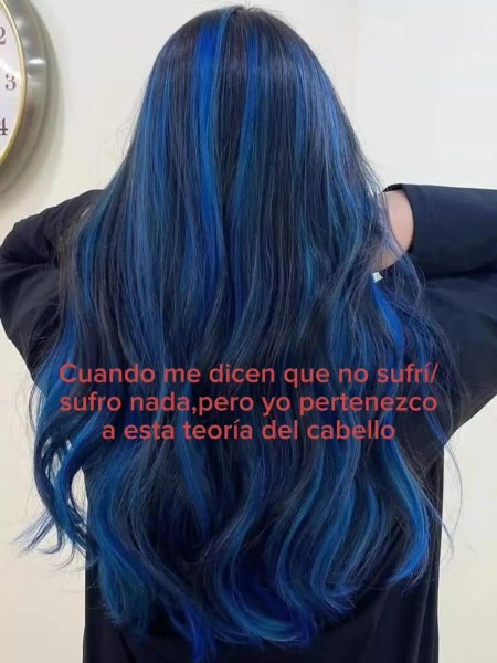 Синие кончики волос на темных волосах