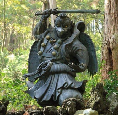 Статуя Тэнгу Япония