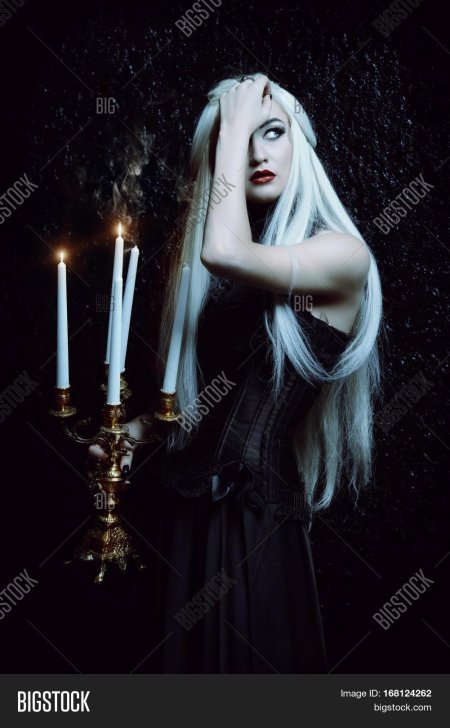 Девушка вампир со свечами
