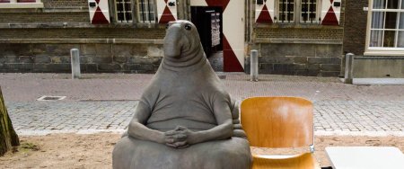 Скульптура Ждуна в Голландии