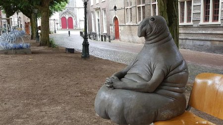 Ждун в Лейдене скульптура