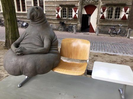 Скульптура Ждуна в Голландии