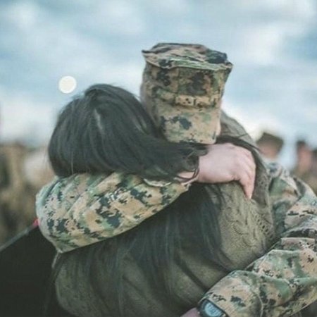 Обнимает солдата