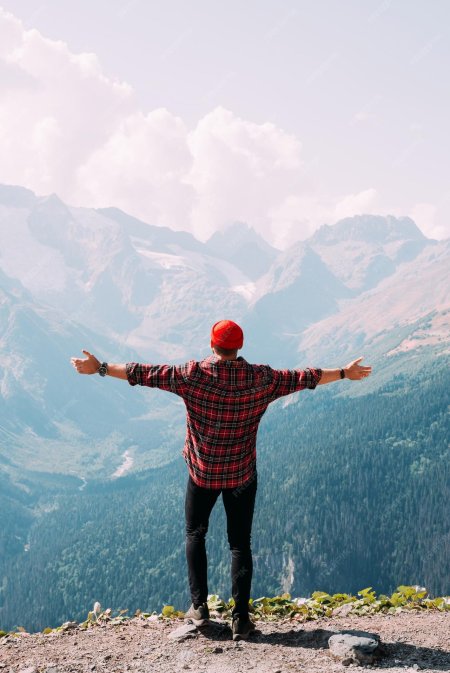 Гора человек поднятой рукой