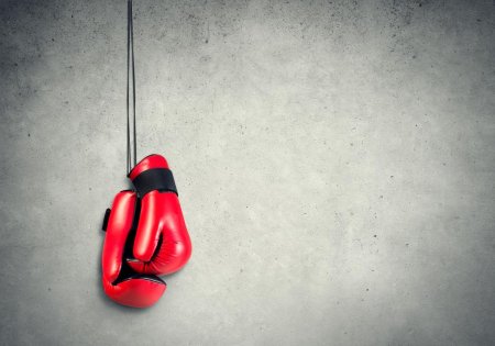 Боксерские перчатки на стене