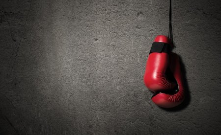 Боксерские перчатки на стене