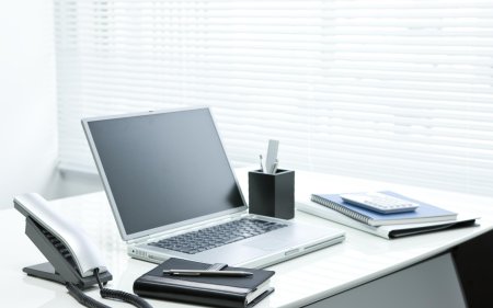 Ноутбук в офисе