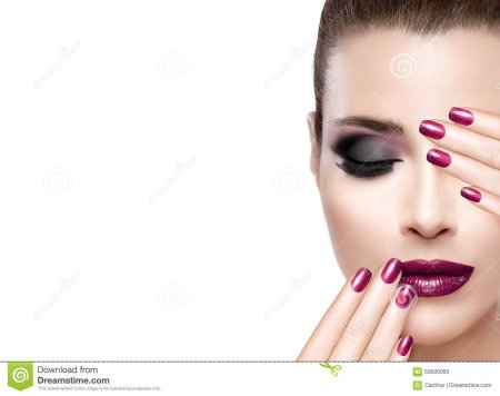 Девушка с маникюром