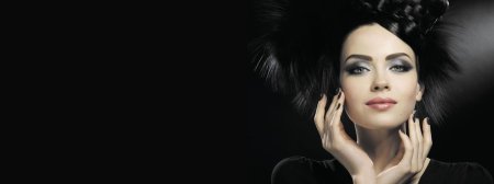 Женская стрижка на темном фоне