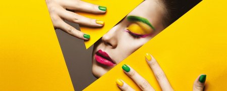 Девушка с яркими ногтями