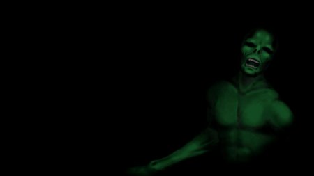 Страшное лицо на зеленом фоне