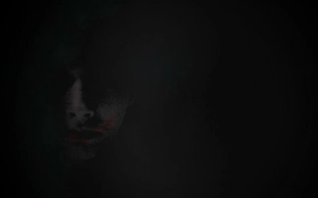 Страшное лицо на черном фоне