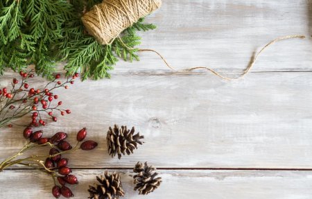 Еловые ветки на столе