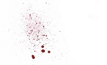 Мелкие брызги крови на белом фоне