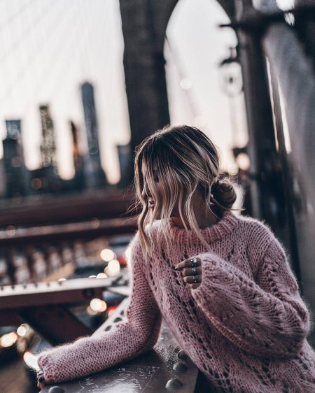 Девушка в свитере