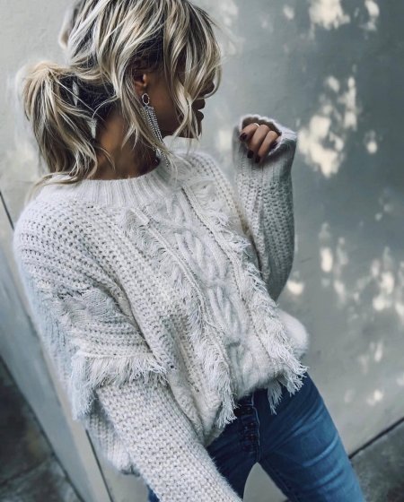 Девушка в белом свитере