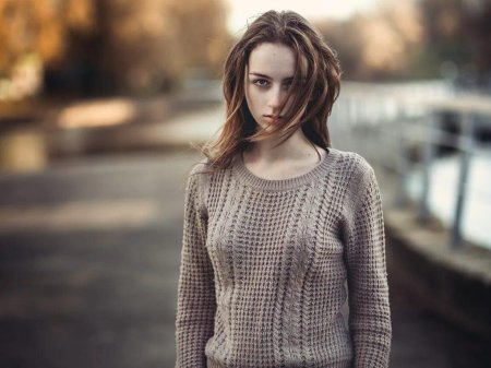 Девушка в свитере