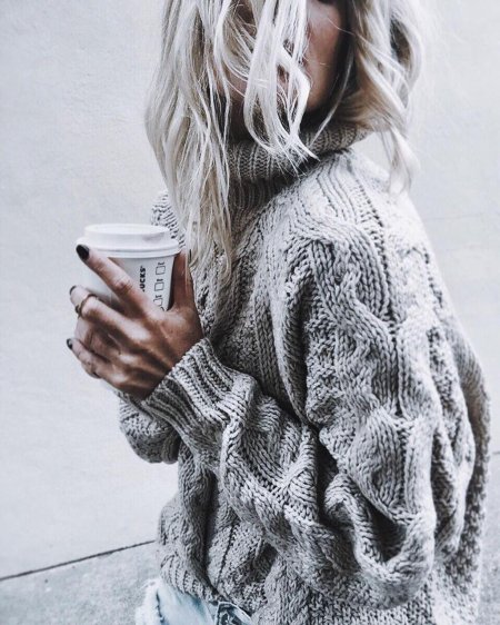 Девушка в свитере