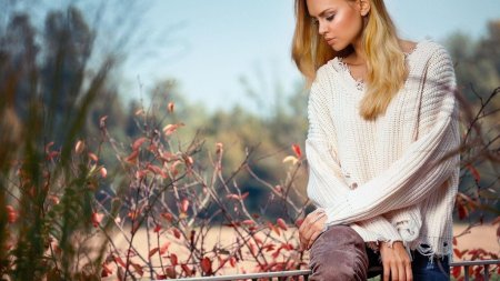 Девушка в свитере