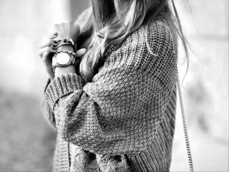 Красивая девушка в свитере