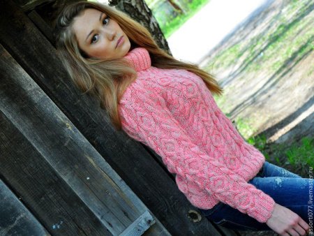 Девушка в свитере