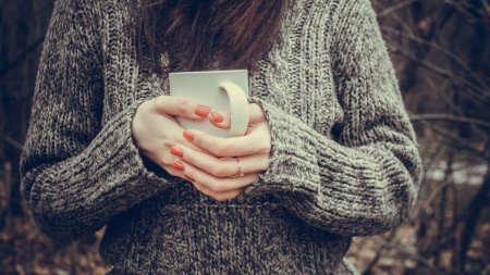 Девушка в свитере