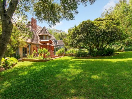 Домик на лужайке