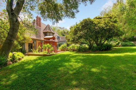 Красивый домик с садом