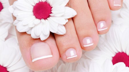 Педикюр с ромашками