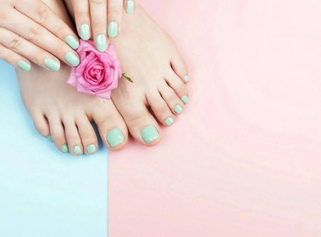 Педикюр на розовом фоне
