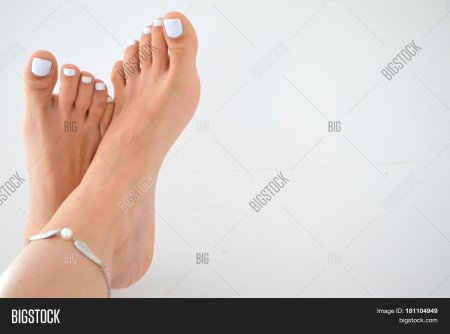 Красивые женские ступни с педикюром