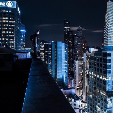 Крыша здания ночью