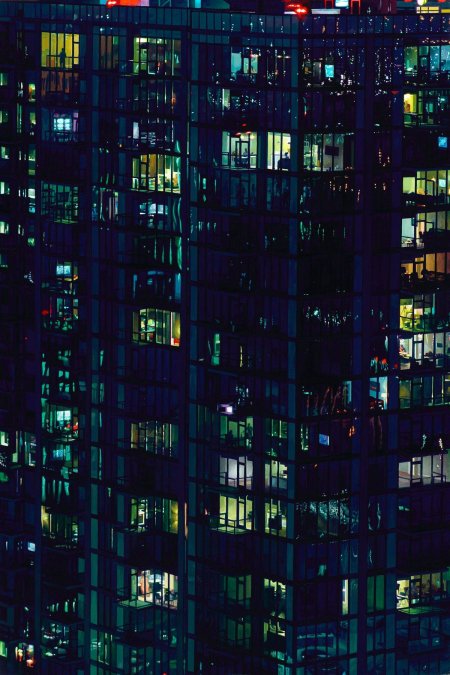 Многоэтажка ночью