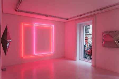 Неоновая стена