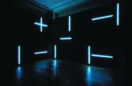 Темная комната с подсветкой