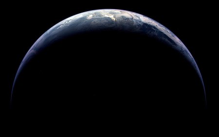 Планета на черном фоне