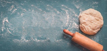 Стол с мукой и скалкой