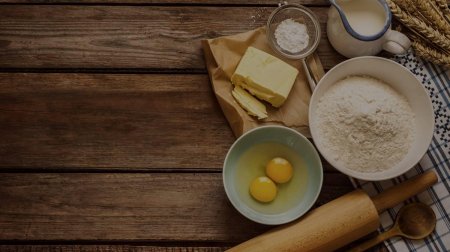 Деревянный стол с мукой