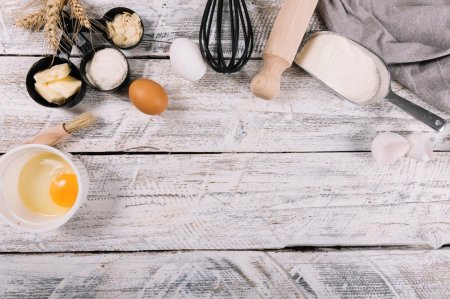 Деревянный стол вид сверху